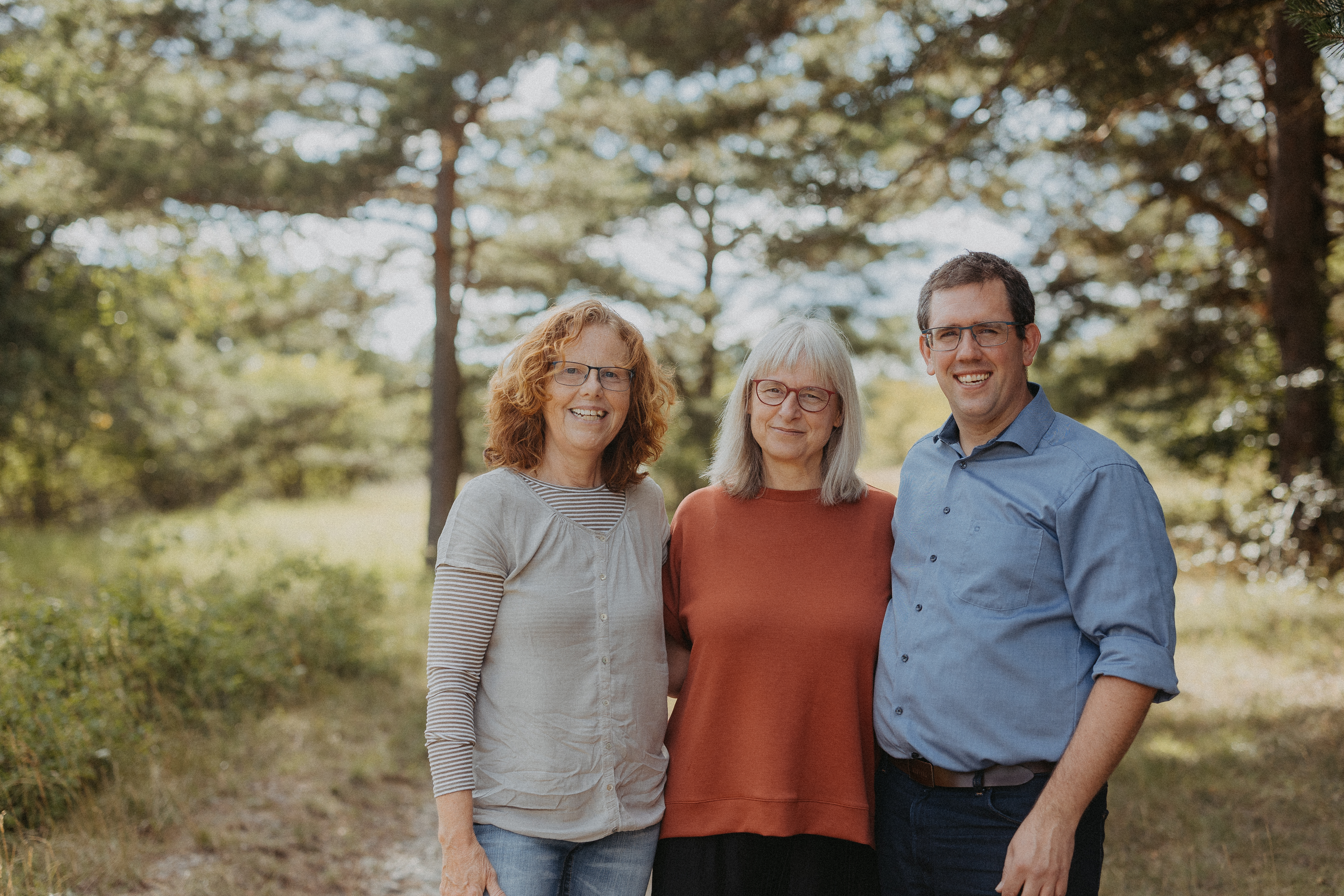 Zu sehen sind die Kandidierenden der Kirche für Alle - Lisbeth Sinner, Ursula Wilde und Christian Klinke 