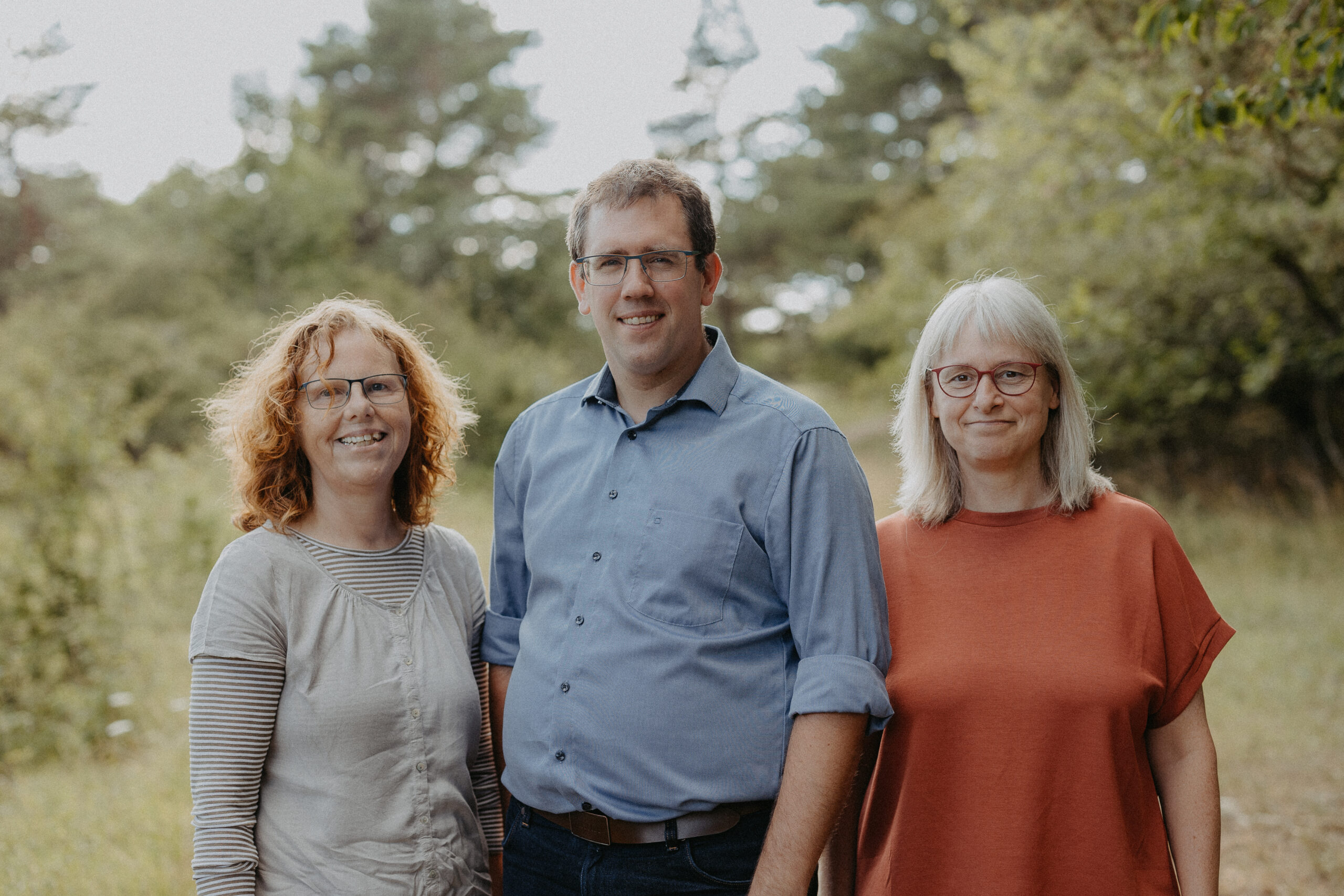 Zu sehen sind die Kandidierenden der Kirche für Alle - Lisbeth Sinner, Ursula Wilde und Christian Klinke